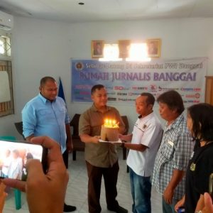 Kejutan di HPN, Kajari Banggai Berikan Kue Ultah Ke Ketua PWI Banggai