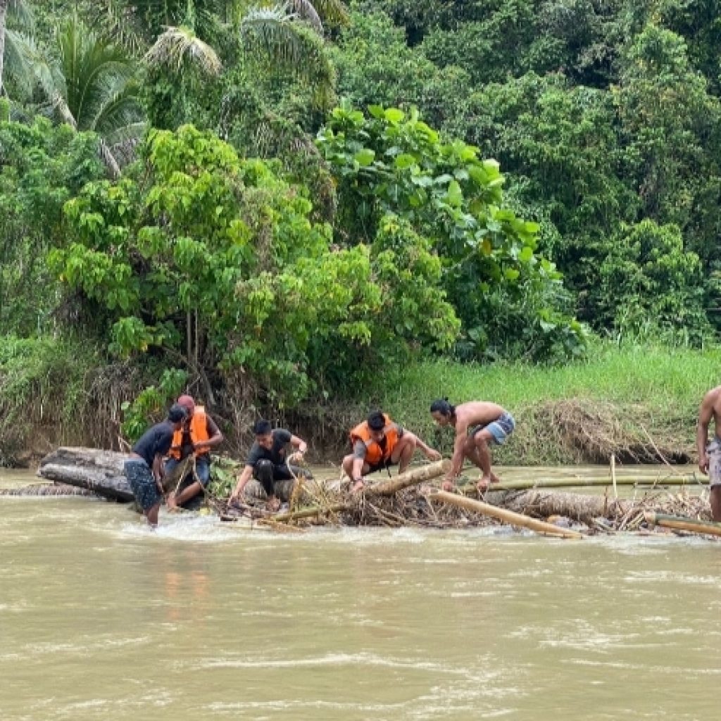 AYAH DAN ANAK TERSERET ARUS, SAR BRIMOB TERJUN MENCARI