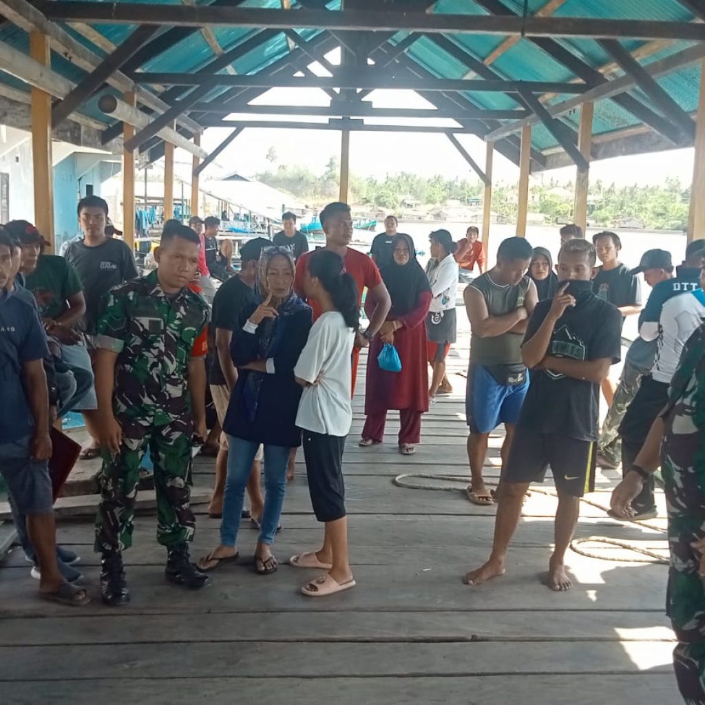 Danramil 1308-01/Luwuk Pimpin Mediasi Masuknya Kapal Penangkap Ikan Dengan Pukat Cincin di Desa Kayu Tanyo