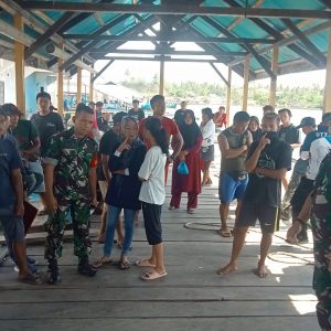 Danramil 1308-01/Luwuk Pimpin Mediasi Masuknya Kapal Penangkap Ikan Dengan Pukat Cincin di Desa Kayu Tanyo