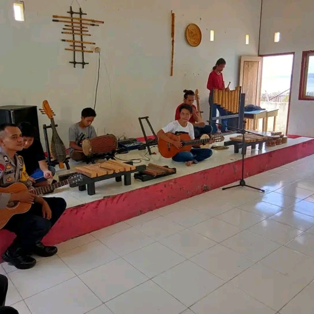 Alat Musik Buatan Komunitas Pemuda Nambo Lempek Ditampilkan Bhabinkamtibmas Polsek Kintom