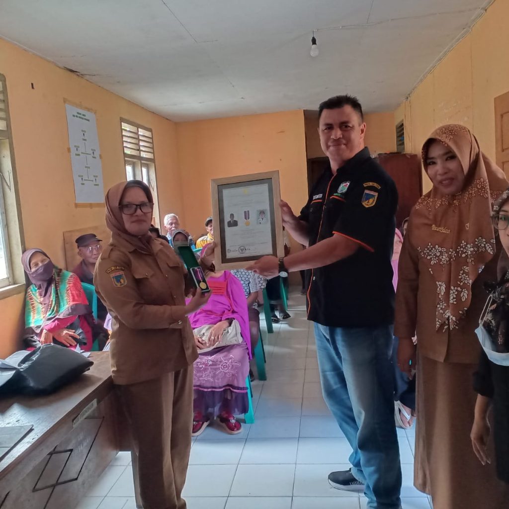 Kemendes Berikan Penghargaan Desa Mandiri kepada Desa Baka Kecamatan Tinangkung