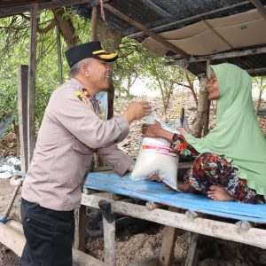 Bentuk Kepedulian, Polres Banggai Bagi-bagi Beras Untuk Warga Kurang Mampu