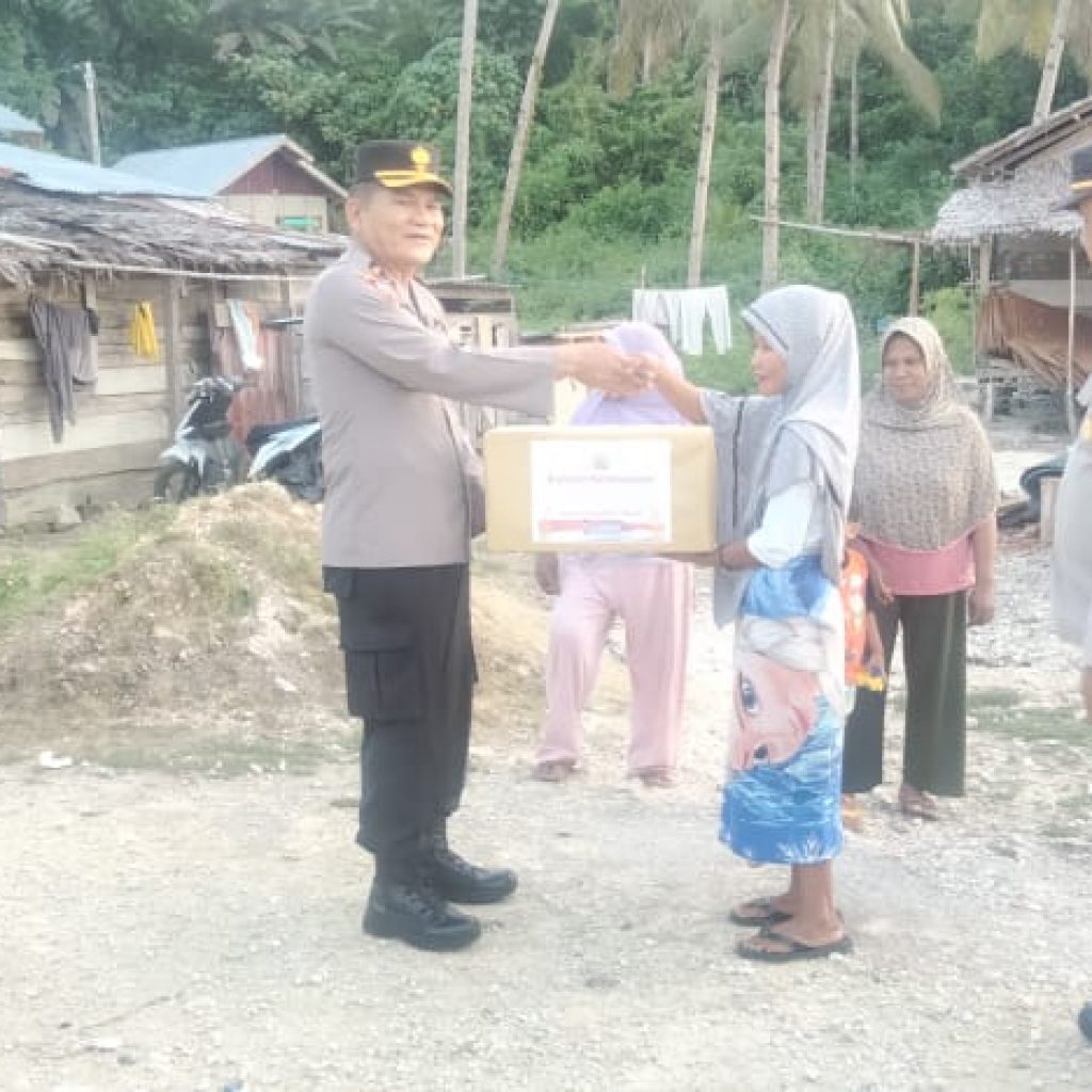 Polres Bangkep Salurkan Bansos Pada Masyarakat Jelang Hari Raya Idul Fitri 1444H