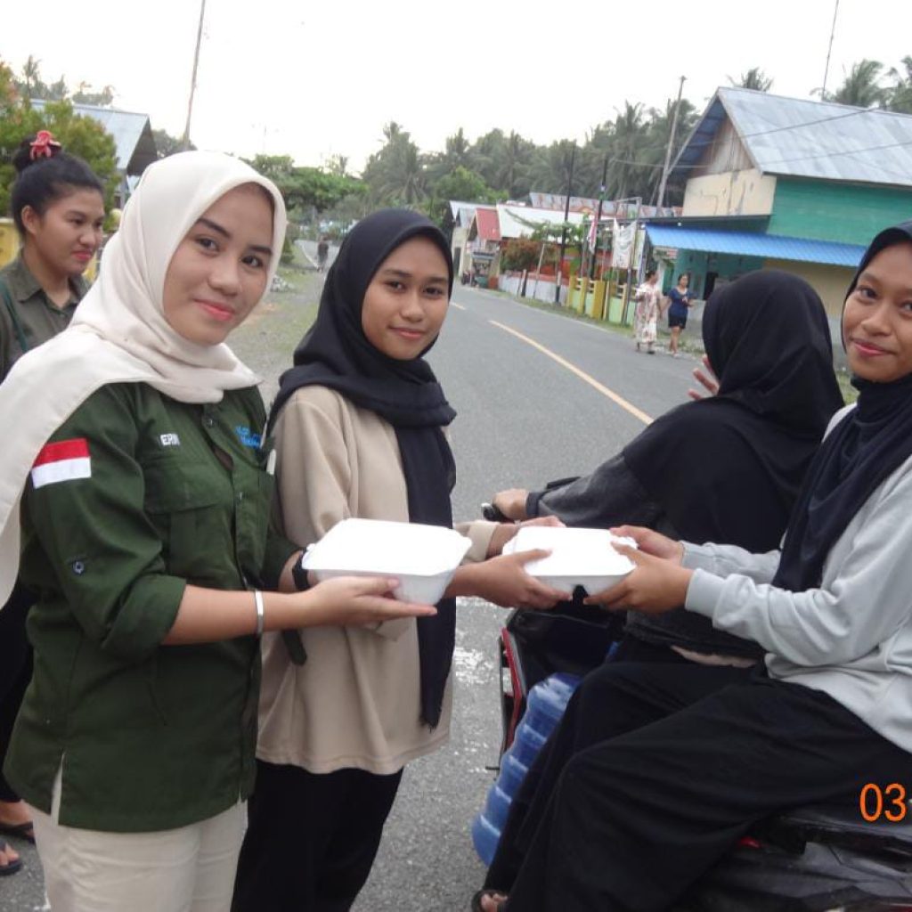Bentuk Rasa Syukur Peserta Mengajar SD Inpres Bolobungkang Lobu Berbagi Takjil Buka Puasa