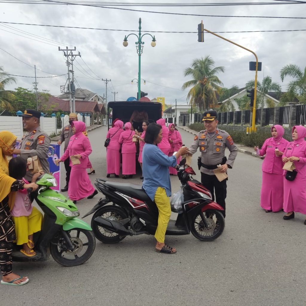Berkah Ramadhan, Polsek Banggai Berbagi Takjil ke Masyarakat