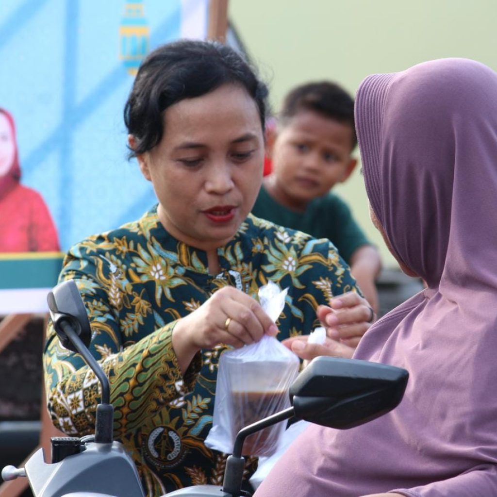 Ikatan Adhyaksa Dharmakarini Banggai Laut  Bagi-Bagi Takjil Jelang  Buka puasa