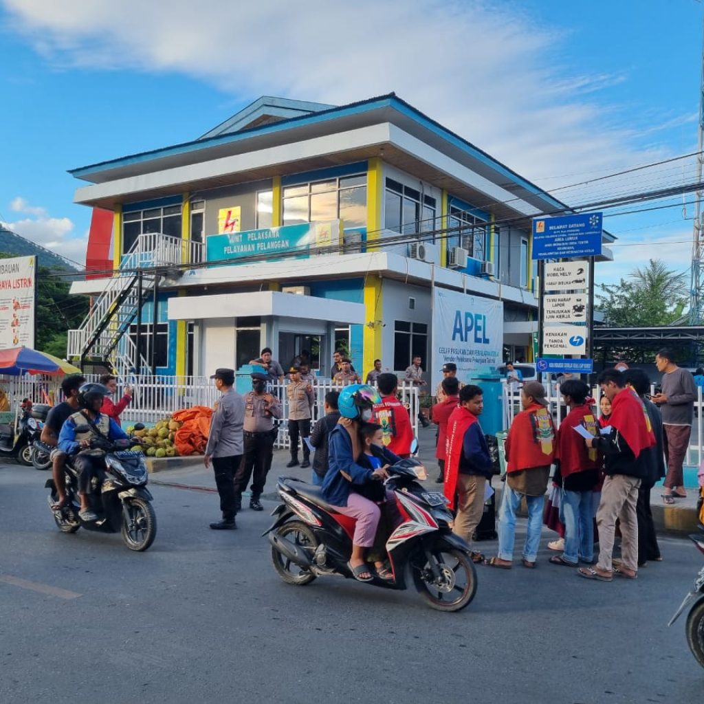 Jenuh Dengan Seringnya Mati Lampu, Mahasiwa Unismuh Demo Depan Kantor PLN UP3 Luwuk