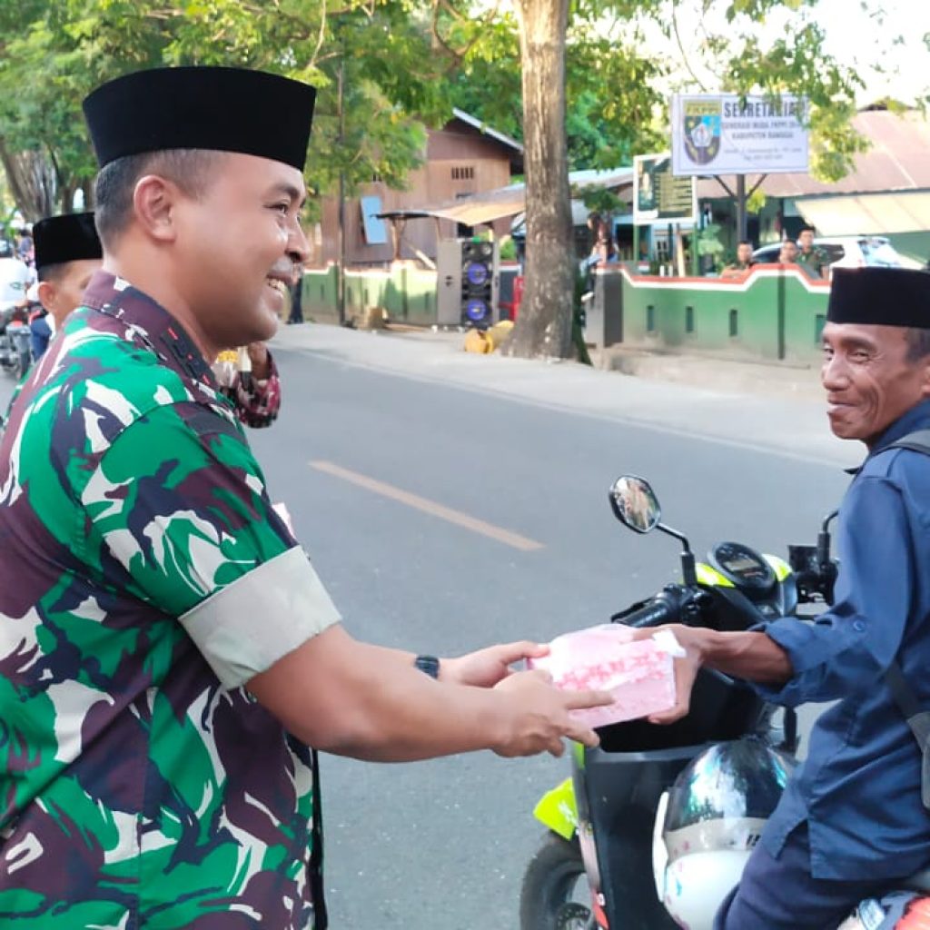 Peduli  Pada Warga Dandim 1308 LB Bersama GM FKPPI Bagi Takjil