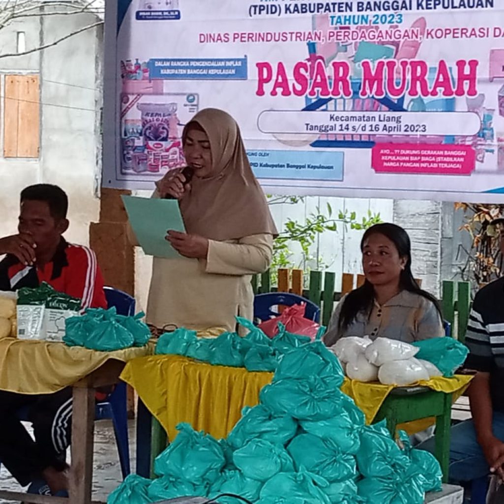 Camat Dan warga  Apresiasi Kegiatan  Pasar Murah