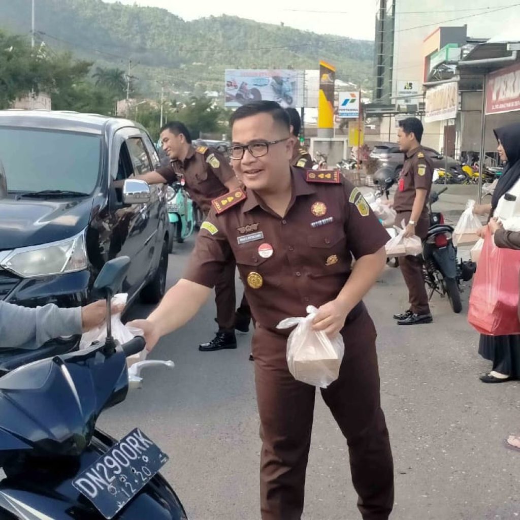 Kejaksaan Negeri Banggai  Bagi Ratusan Paket Takjil Pada Masyarakat