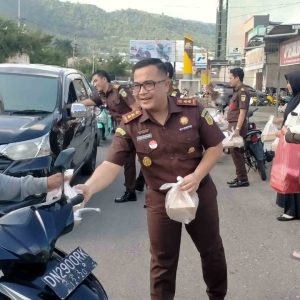 Kejaksaan Negeri Banggai  Bagi Ratusan Paket Takjil Pada Masyarakat