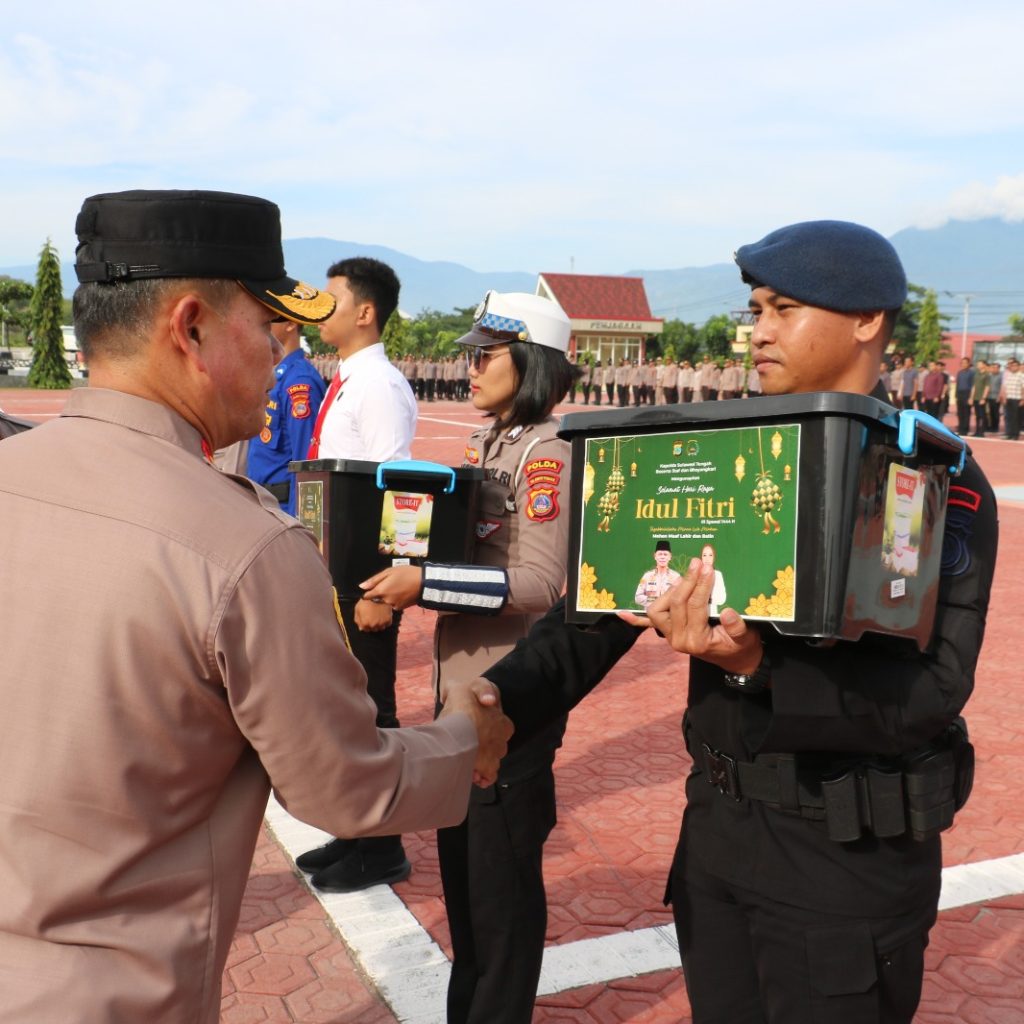Kapolda Sulteng Serahkan 4.500 Bingkisan Lebaran Jelang Hari Raya Idul Fitri