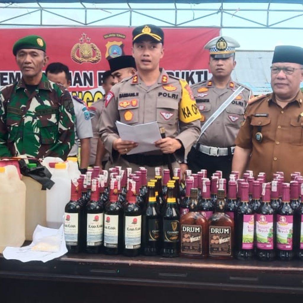 Kapolres Bangkep Musnahkan  Ratus Liter Miras berbagi  Jenis dan Pil Koplo