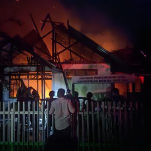 Rumah Ditinggal Penghuni  Di Desa Mominit Banggai Laut  Ludes  Terbakar