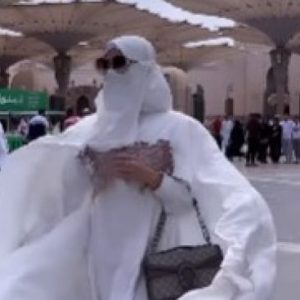 Waria Pakai Hijab Saat Umrah