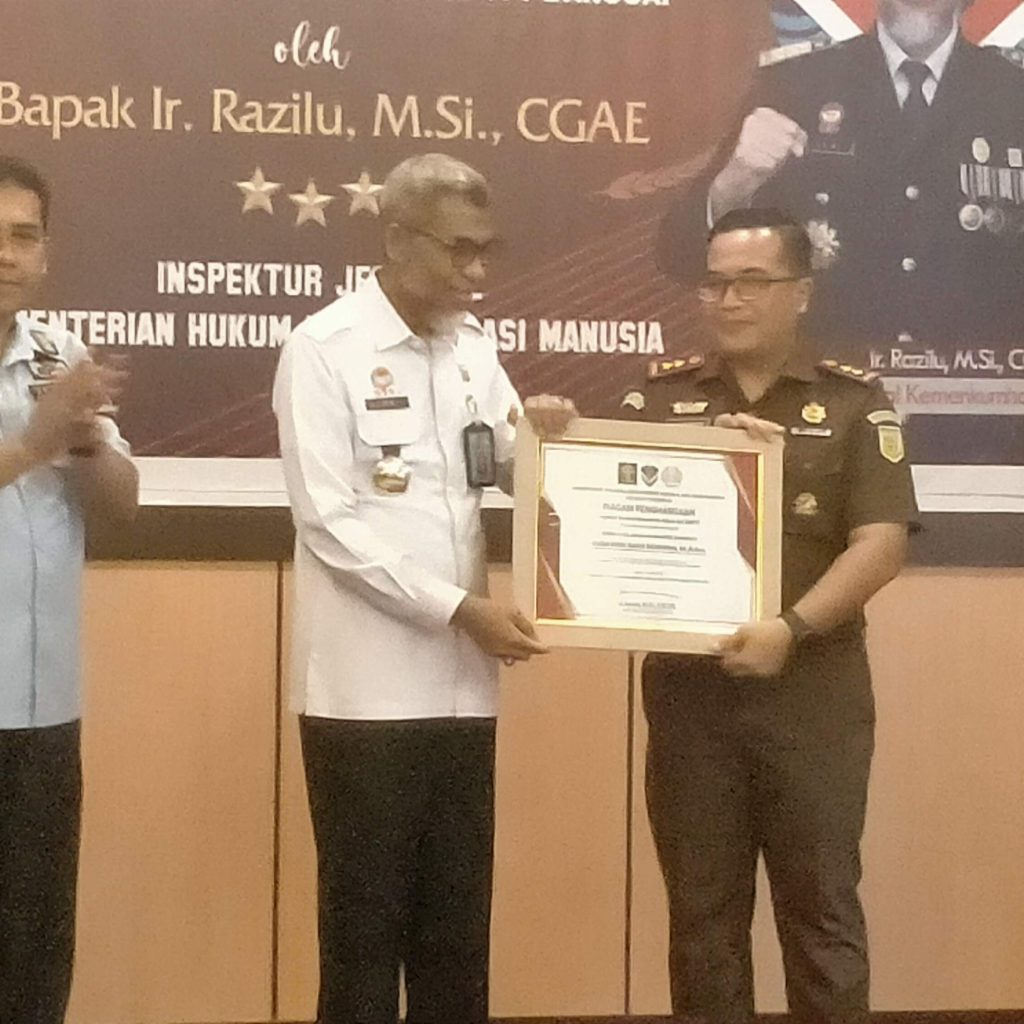 Kajari Banggai Terima Piagam Penghargaan Dari Irjen Kemenkumham