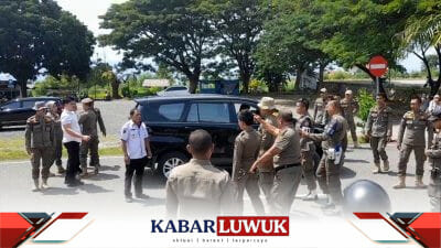 Keributan Hebat Antara Satpol PP dan Staf Ahli Bupati Banggai di Depan Kantor Bupati