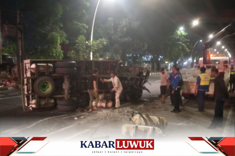 Astaga Truk bermuatan Tabung Gas 3Kg Terbalik