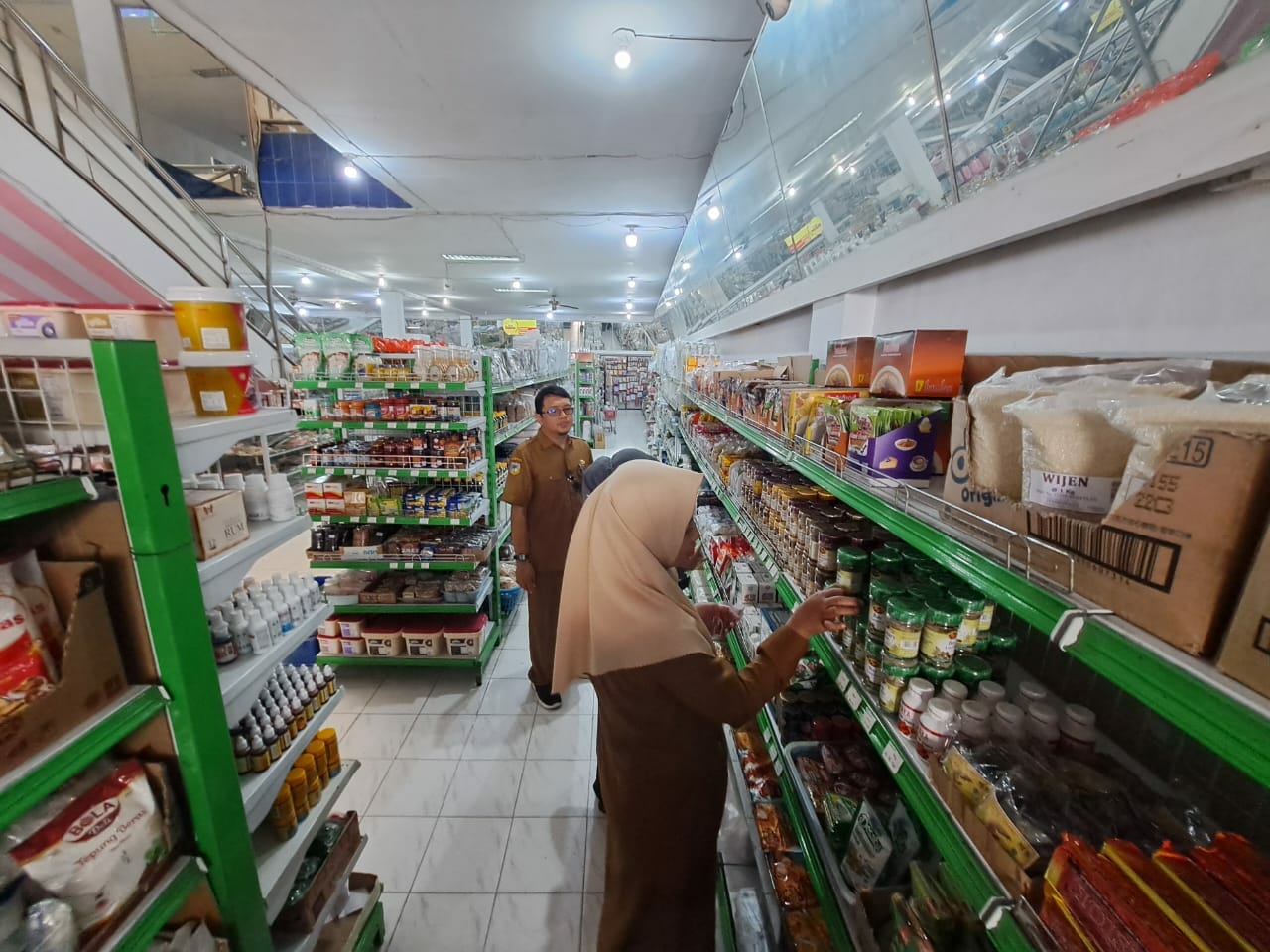 Tim Dinas Perdagangan dan Perindustrian Kabupaten Banggai saat melaksanakan sidak di Supermarket Banggai