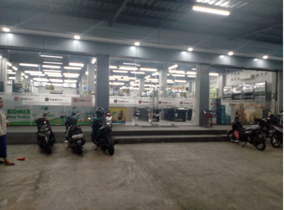 Total Mard Supermarket yang terletak di Kelurahan Maahas Kecamatan Luwuk Selatan - Kabupaten Banggai