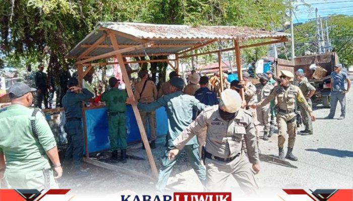Pemkab Tertibkan Ratusan Lapak Pedagang di Pasar