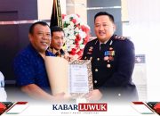 Ketua LSM GAM Banggai Terima Penghargaan dari Kapolres Banggai