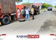Lelah Angkut Sawit, Truck Ini Tidur di Bahu Jalan Sido Makmur