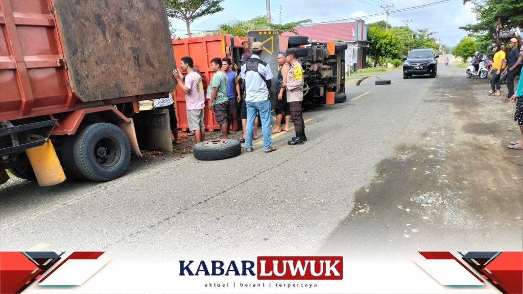 Lelah Angkut Sawit, Truck Ini Tidur di Bahu Jalan Sido Makmur