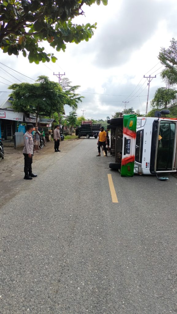 Lelah Angkut Sawit, Truck Ini Tidur di Bahu Jalan Sido Makmur