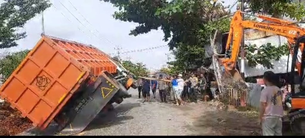 Lelah Angkut Sawit, Truck Ini Tidur di Bahu Jalan Sido Makmur