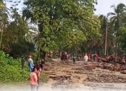 Desa Huhak Dilanda Banjir, Material Kayu Menutupi Badan Jalan