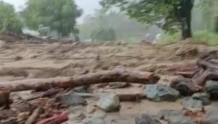 Jalan Trans Sulawesi Lumpuh Akibat Banjir di Desa Huhak