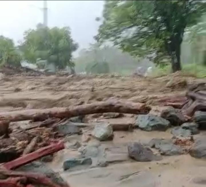 Desa Huhak Landa Banjir, Material Kayu Menutupi Badan Jalan