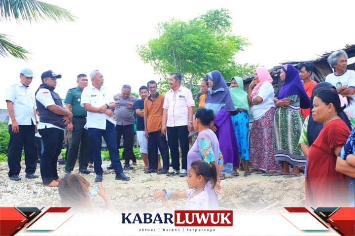 Banggai Laut, Sofyan Kaepa, SH, melakukan kunjungan ke lokasi pemukiman warga yang terdampak abrasi di Kecamatan Banggai Selatan
