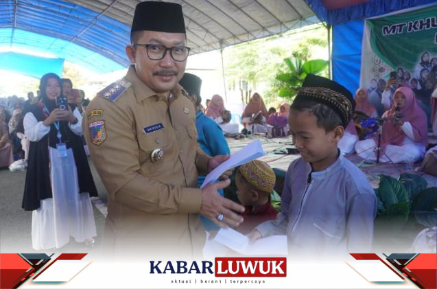 Bupati Banggai, Ir.H. Amiruddin, MM Saat mengikuti pengajian dan Tabligh Akbar serta pemberian Bantuan buat Anak Yatim Piatu di Kecamatan Moilong