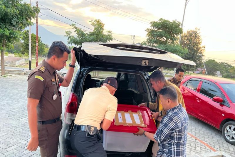 Kejati Sulteng Geledah Rumah Mantan Rektor dan Kantor Unit IPCC Untad