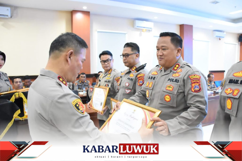 Kapolres Banggai, AKBP,Ade Nuramdani,SH.S.IK, MM saat menerima penghargaan prestasi Gemilang dari Kapolda Sulawesi Tengah