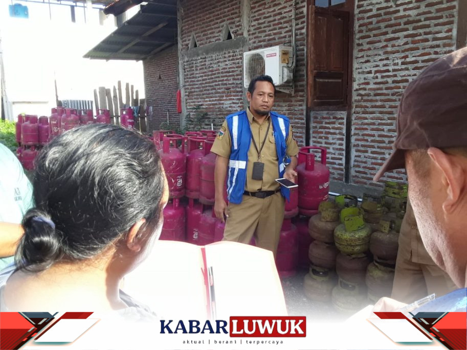 Kabag SDA Pemda Banggai, Sunarto Lasitata Saat melakukan peninjauan ke beberapa Pangkalan Gas Elpiji di Kabupaten Banggai