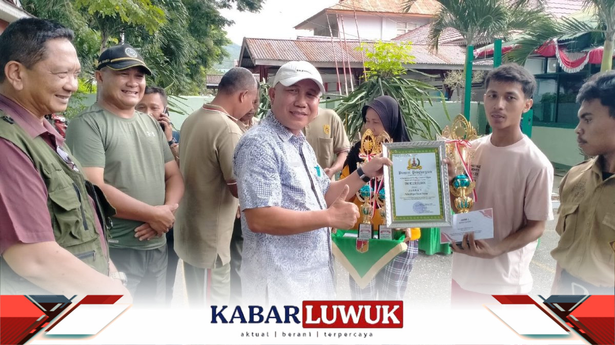 Drs, Yorie Ntoi saat memberikan Piala Juara Sepak Takraw Pertandingan antar pelajar tingkat Sekolah Menengah Atas dalam cabang olahraga Sepak Takraw dan Bulu Tangkis