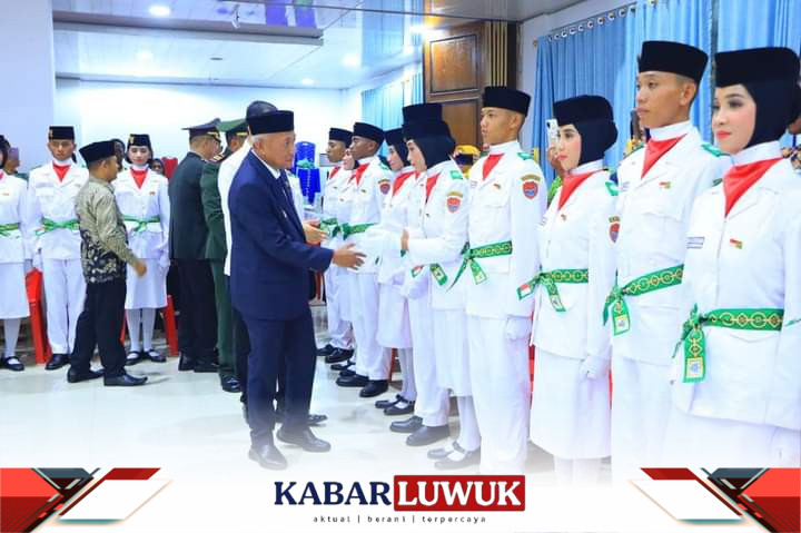 Bupati Banggai Laut, Sofyan Kaepa, SH, mengukuhkan sebanyak 52 putra-putri sebagai anggota Pasukan Pengibar Bendera Pusaka (Paskibraka)