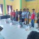 Pemdes Alakasing secara simbolis memberikan 31 unit mesin potong rumput kepada Kelompok Tani serta menyerahkan 16 jaring pertanian kepada dua kelompok peternak sapi