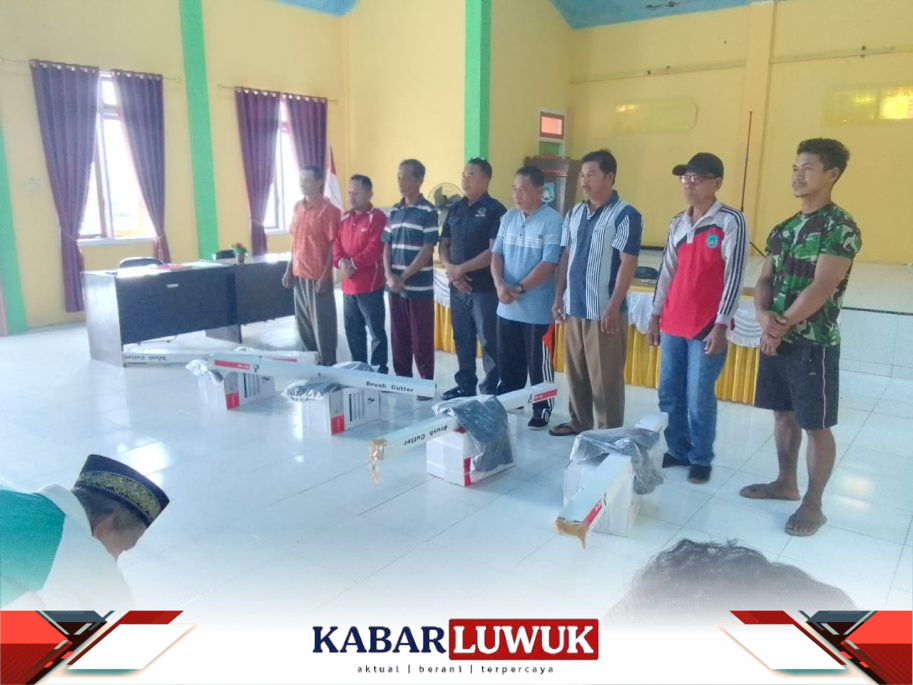 Pemdes Alakasing secara simbolis memberikan 31 unit mesin potong rumput kepada Kelompok Tani serta menyerahkan 16 jaring pertanian kepada dua kelompok peternak sapi