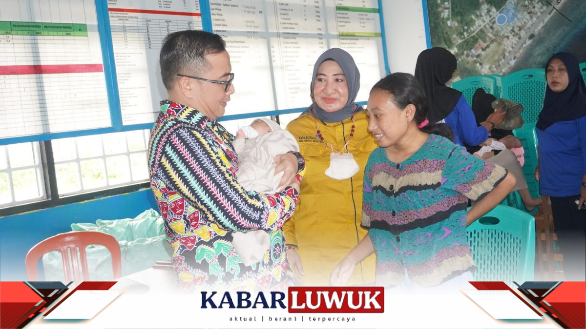 Kepala Kejaksaan Negeri Banggai, yang juga berperan sebagai ayah asuh dalam upaya penanggulangan stunting di Desa Bunga