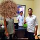 Foto penyerahan tersangka kepada pihak BNN oleh KBO Narkoba polres Bangkep Aipda Faharuddin Ayub SH
