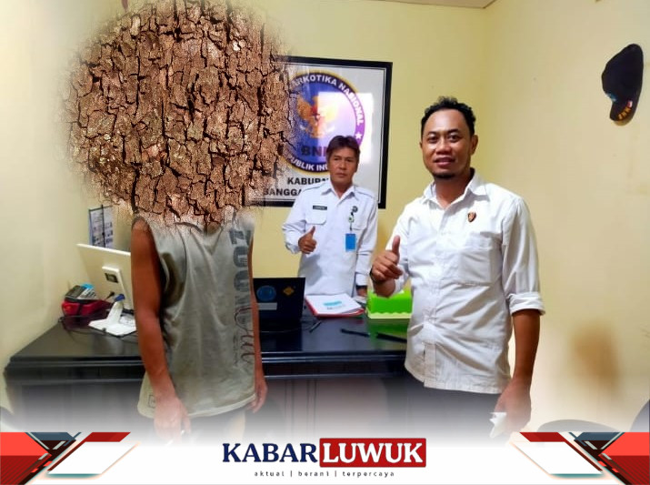 Foto penyerahan tersangka kepada pihak BNN oleh KBO Narkoba polres Bangkep Aipda Faharuddin Ayub SH