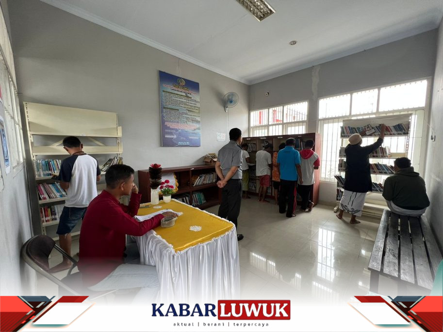 Antusias Warga Binaan Lapas Kelas IIB Luwuk Mencari Bahan Bacaan di Perpustakaan