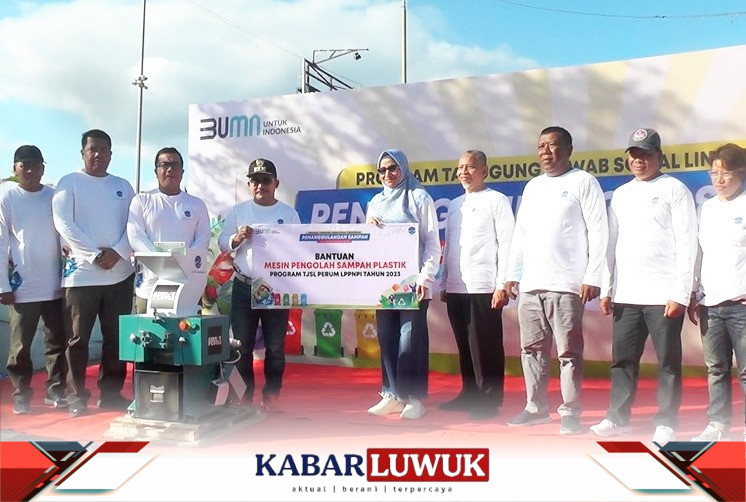 Direktur Keuangan Air Nav Indonesia, Azizatun Azhimah melakukan penyerahan tempat sampah dan alat pencacah sampah kepada Bupati Banggai