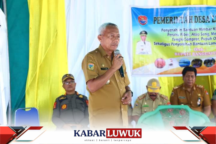 Bupati Balut Serahkan Bantuan Di Desa Lipu Talas Kecamatan Labobo.
