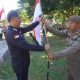 Sekretaris Daerah Kabupaten Banggai, Ir. Abdullah, M.Si, secara simbolis membagikan bendera merah putih kepada wakil pelajar dan perwakilan dari organisasi masyarakat